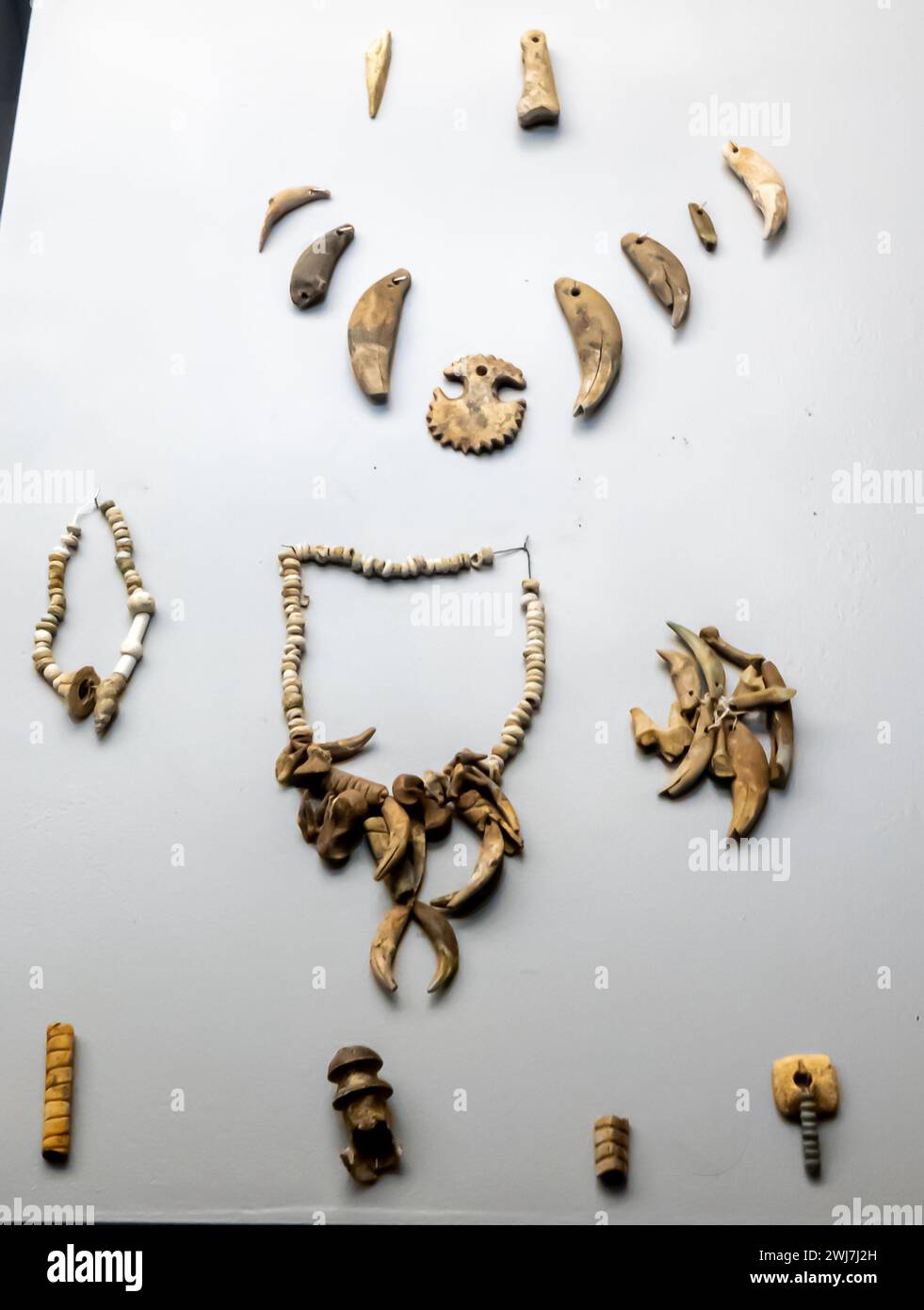 Knochenschmuckfragmente des antiken Kasachshatn - Perlen, Stücke, Anhänger, Bronzezeit, 16.-15. Jahrhundert v. Chr. Kent Kasachstan Stockfoto