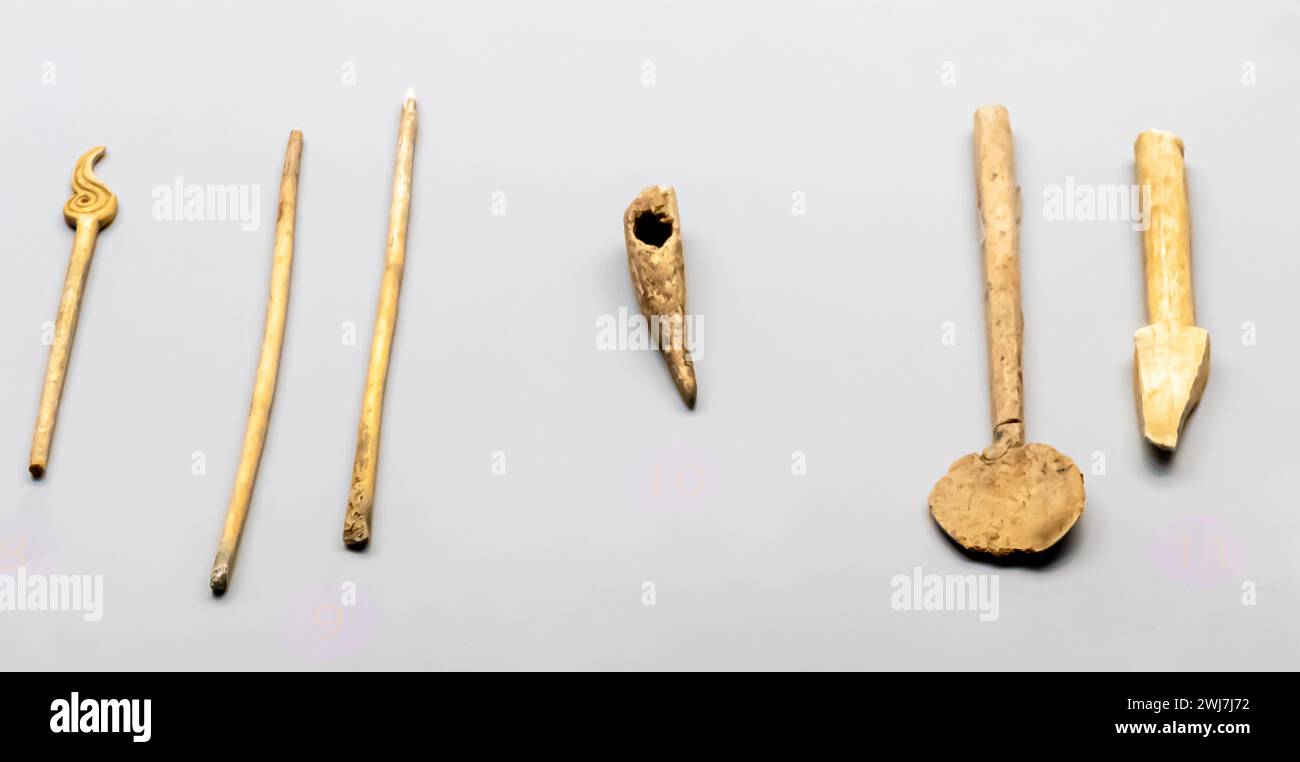 Von links nach rechts - Nadel, Haarnadeln, Wangenstück, Löffel aus Knochen, 7. - 6. Jahrhundert v. Chr. Birlyk Kasachstan Stockfoto
