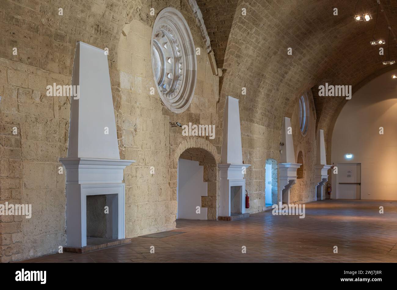 Ausstellungsraum der normannischen Schwäbischen Burg ( Castello Normanno Svevo) im historischen Stadtzentrum von Bari, Region Apulien, (Apulien), Süditalien Stockfoto