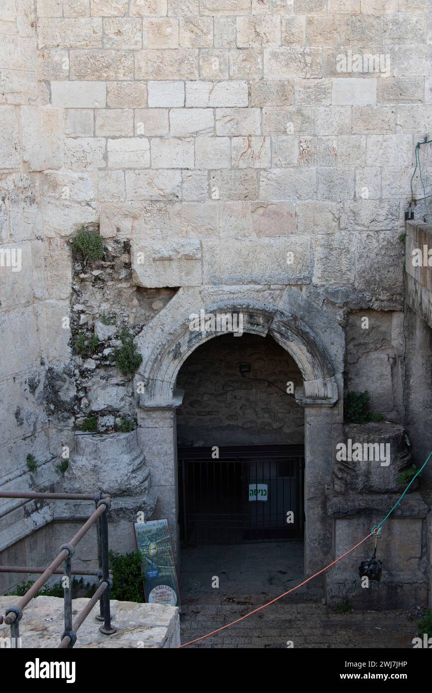 Jerusalem, Israel - 22. April 2022: Das antike Damaskus-Tor ist einer der Haupteingänge zur Altstadt von Jerusalem. Das Tor des römischen Jerusalem Stockfoto