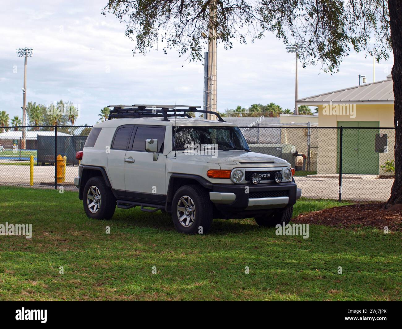 Miami, Florida, USA - 20. Januar 2024: SUV parkt auf dem Gras in einem Park. Marke und Modell Toyota FJ Cruiser. Stockfoto