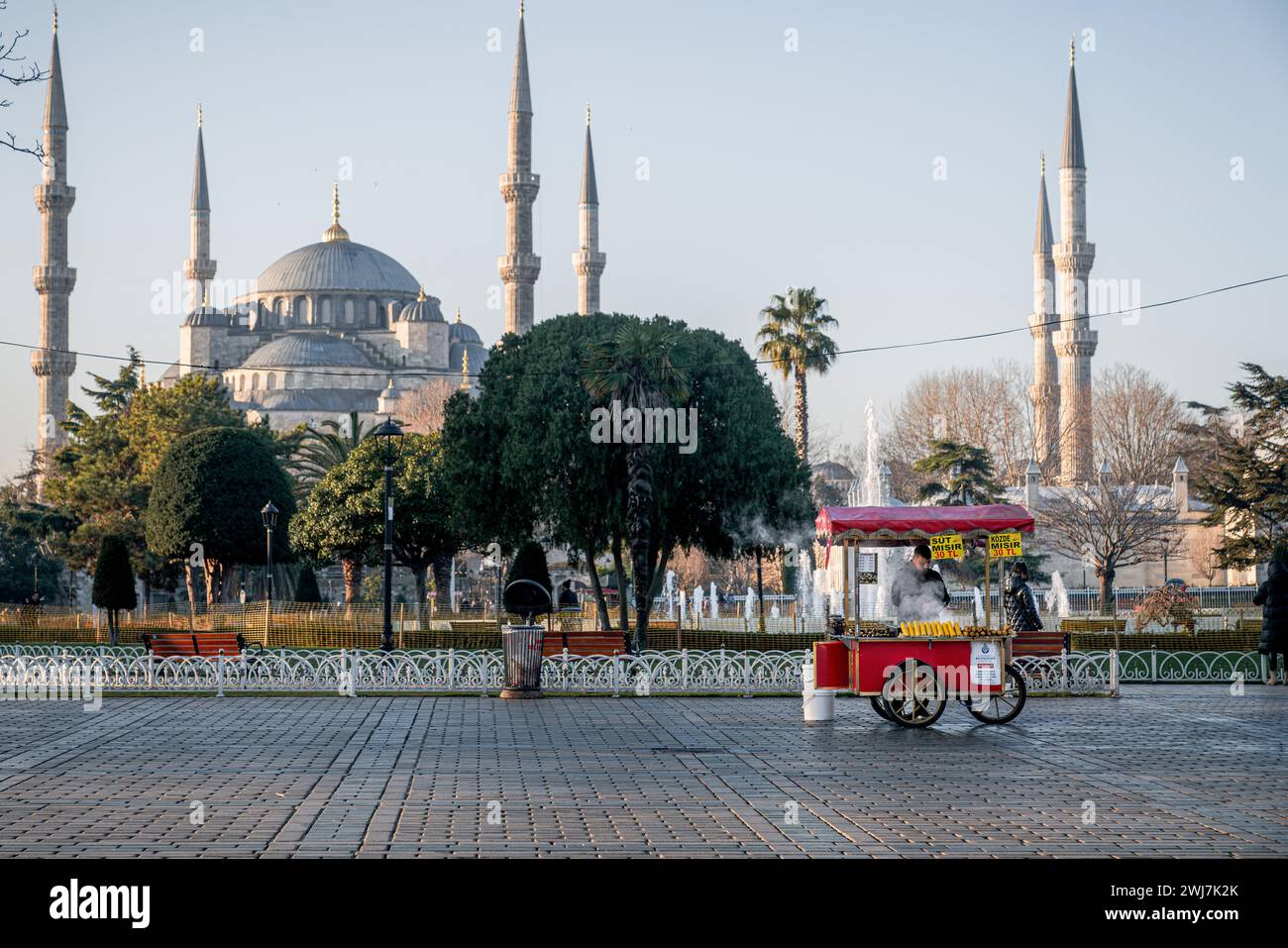 Dawn's First Light: Ein Maisverkäufer auf den Spuren der Sultan-Ahmed-Moschee Stockfoto