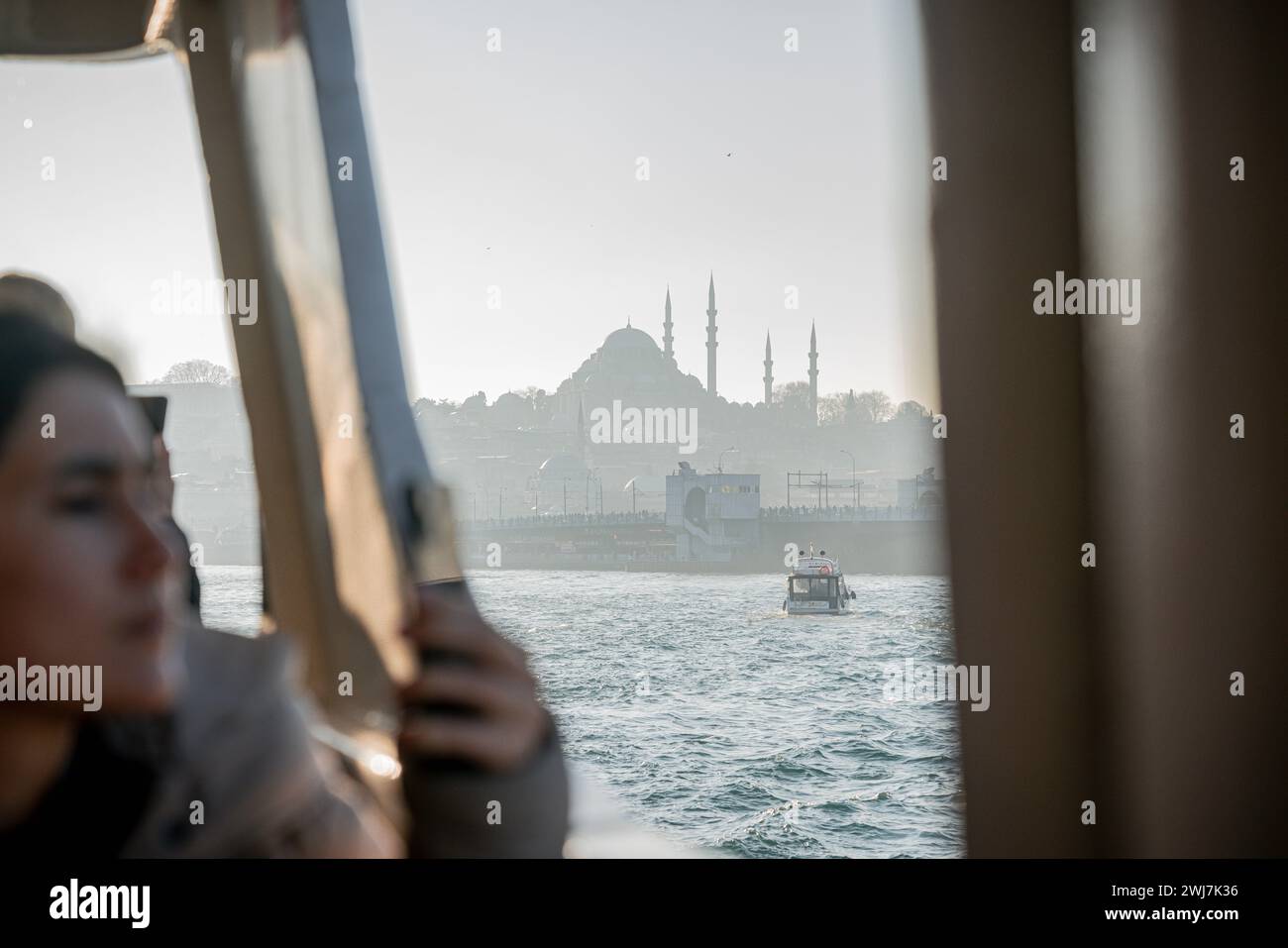 Sunset Serenity: Ein Bosporus-Abend an der Moschee Stockfoto