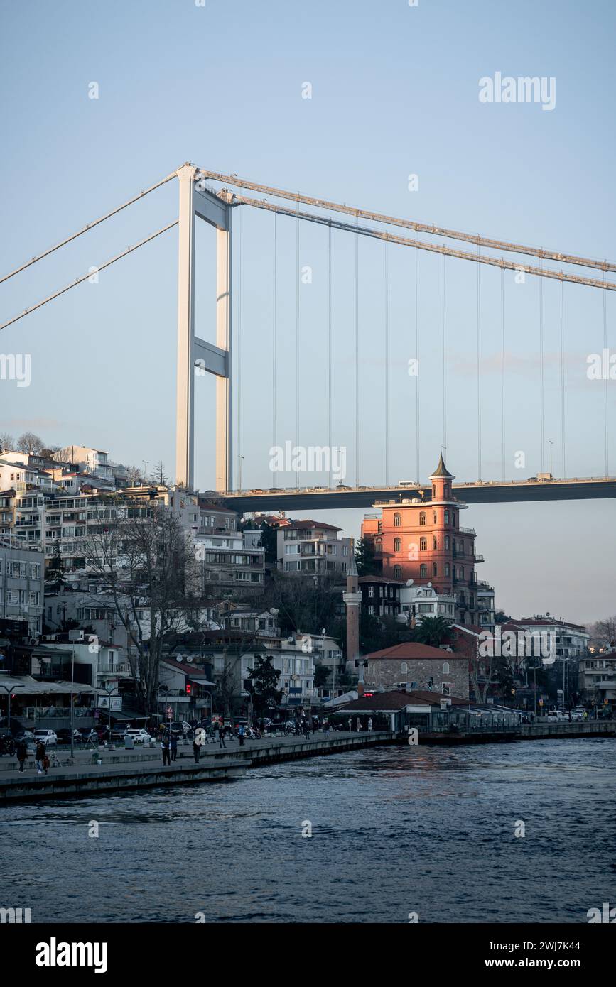 Sunset Serenity: Ein Bosporus-Abend an der Brücke Stockfoto