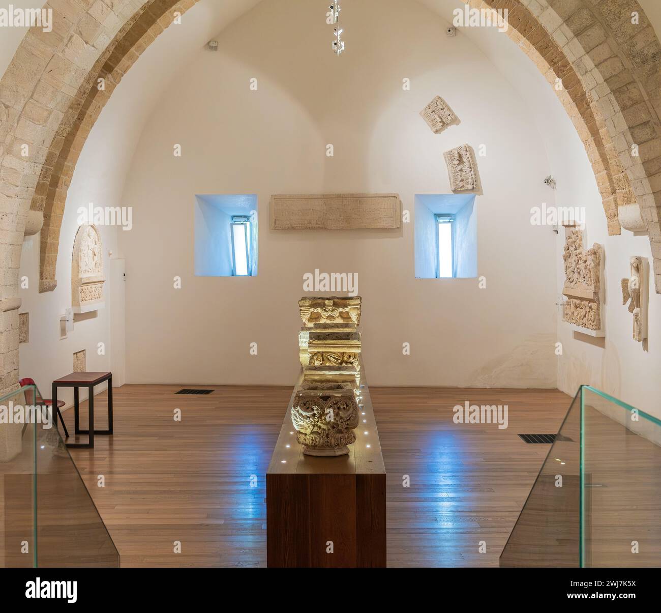 Gipsgussmalerie der normannischen Schwäbischen Burg ( Castello Normanno Svevo) im historischen Stadtzentrum von Bari, Region Apulien, (Apulien), Süden Stockfoto