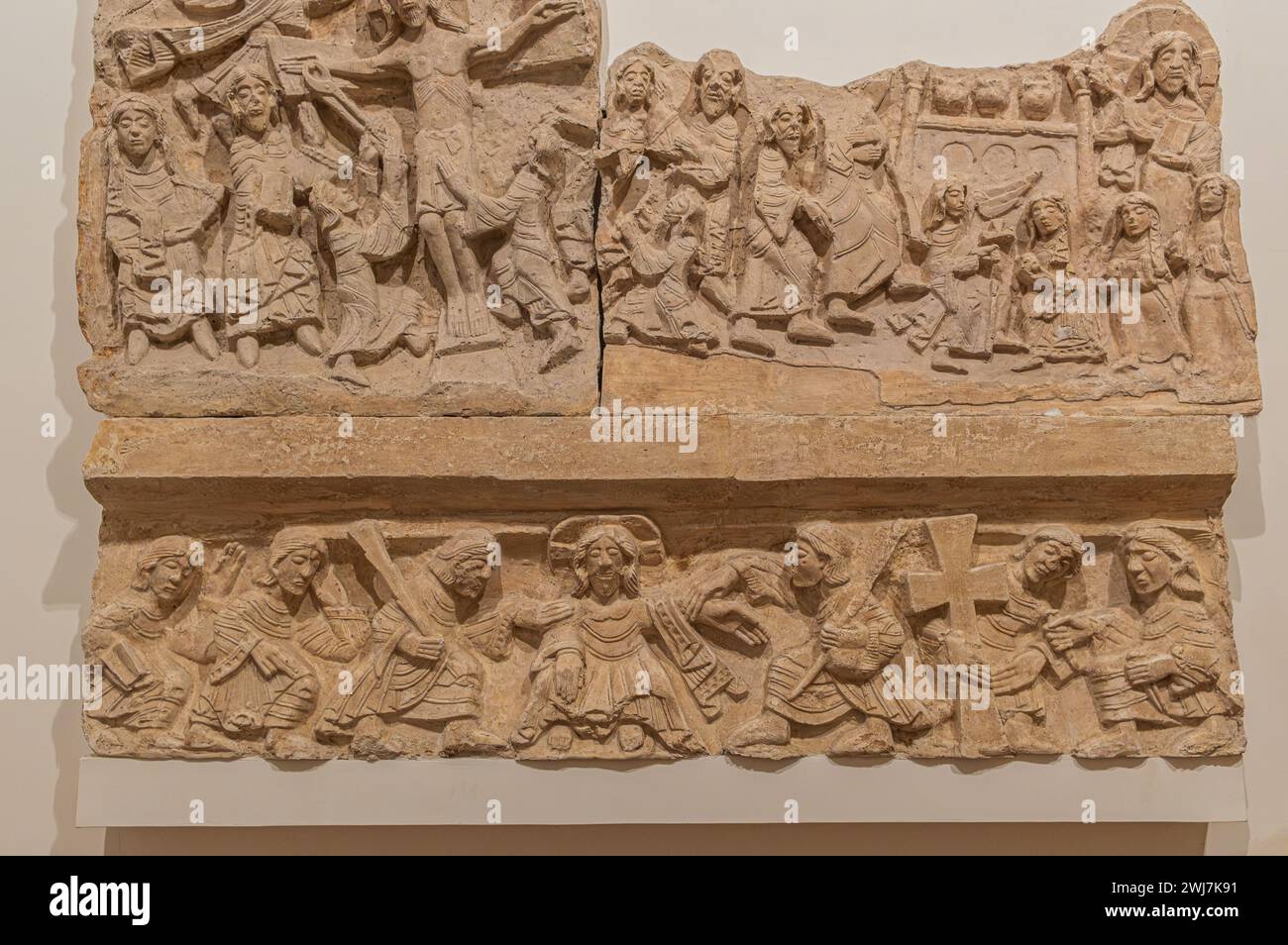 Platte mit Dekoration in der Gipsgussmalerie der normannischen Schwäbischen Burg ( Castello Normanno Svevo). Stadtzentrum von Bari, Region Apulien, (Apulien Stockfoto