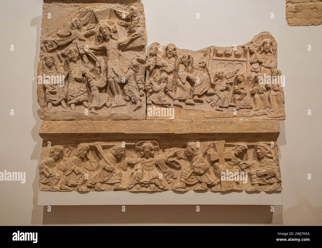 Platte mit Dekoration in der Gipsgussmalerie der normannischen Schwäbischen Burg ( Castello Normanno Svevo). Stadtzentrum von Bari, Region Apulien, (Apulien Stockfoto