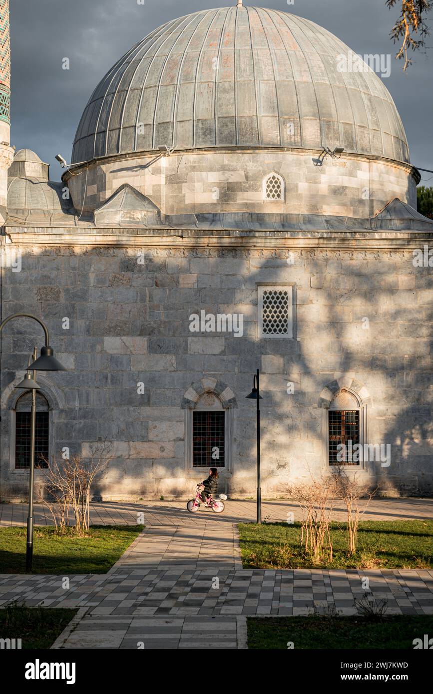 Pedale und Minarette: Eine farbenfrohe Fahrt für Kinder im Schatten der legendären Architektur Stockfoto