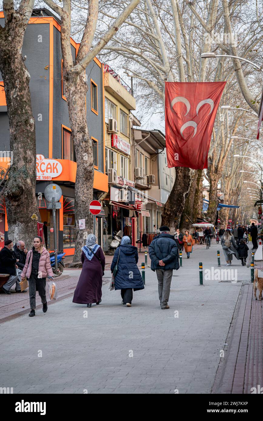 Harmony in Heritage: Ein Spaziergang durch Izniks geschichtsträchtige Straßen unter der türkischen Flagge Stockfoto