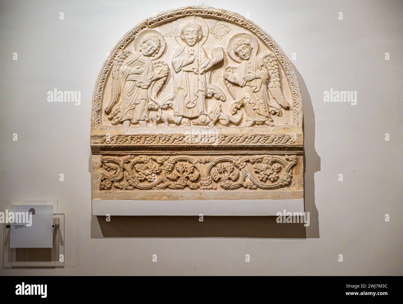 Platte mit Dekoration in der Gipsgussmalerie der normannischen Schwäbischen Burg ( Castello Normanno Svevo). Stadtzentrum von Bari, Region Apulien, (Apulien Stockfoto