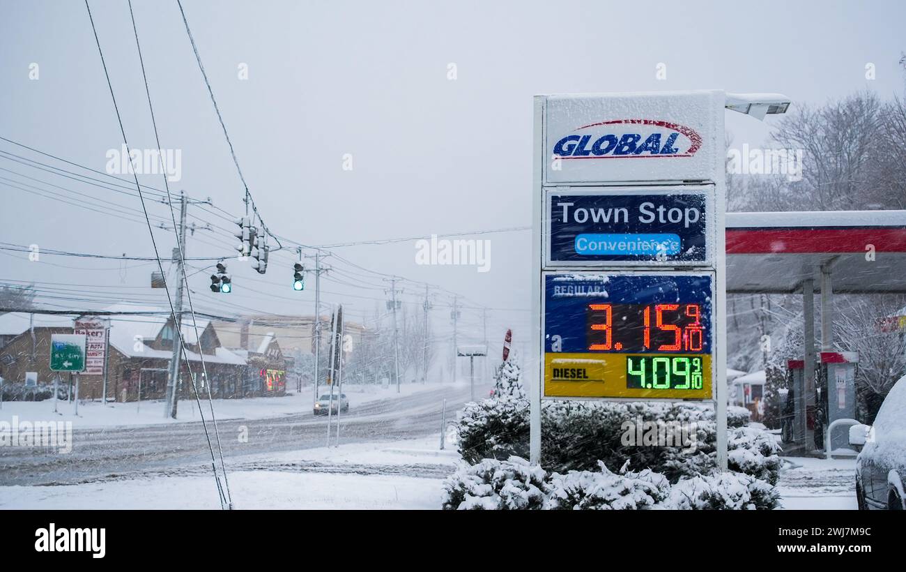 NORWALK, CT, USA - 13. FEBRUAR 2024: Globale Tankstelle während des Schneesturms im Februar 2024 an der Ostküste und der leeren Post Road in der Nähe der Ausfahrt 14 zur I 95 Stockfoto
