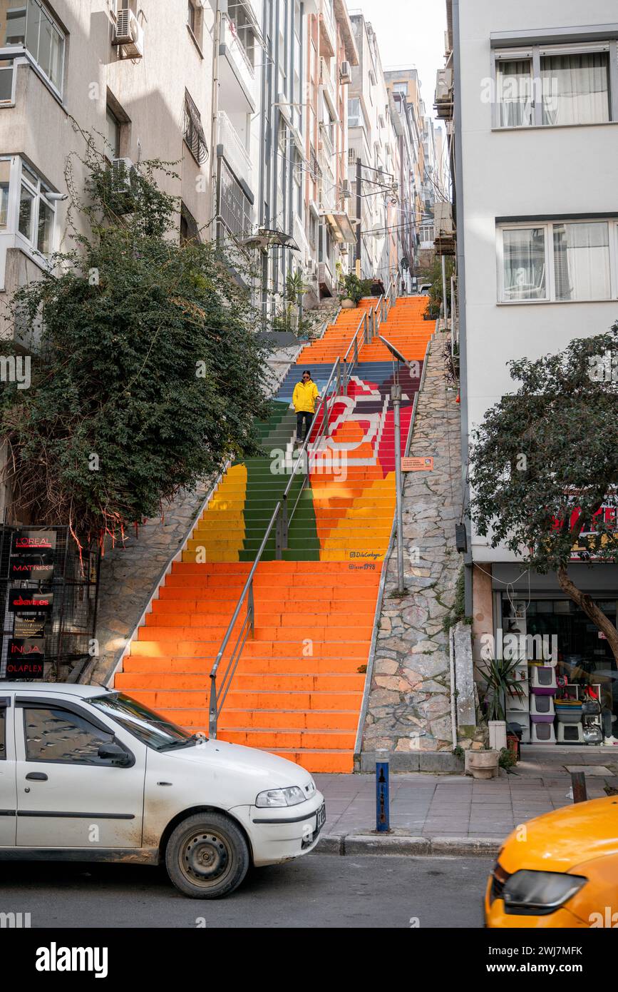 Steps in Style: Eine lebhafte Reise durch Izmirs farbenfrohe Treppe Stockfoto