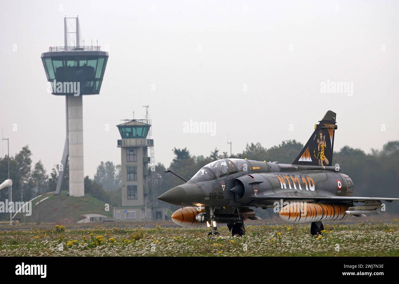 Ein Kampfflugzeug der französischen Luftwaffe ArmÃ e de lÂ Air vom Typ Dassault Mirage 2000D auf der niederländischen Luftwaffenbasis Volkel während des NATO Tiger Meet 2010. Der Kampfjet gehört zum EC 5/330 CÃ te d argent und ist in Mont de Marsan in Frankreich stationiert. Die Staffel ist Mitglied der NATO Tiger Association. Ein Kampfflugzeug der französischen Luftwaffe ArmÃ e de lÂ Air vom Typ Dassault Mirage 2000D auf der niederländischen Luftwaffenbasis Volkel während des NATO Tiger Meet 2010. Der Kampfjet gehört zum EC 5/330 CÃ te d argent und ist in Mont de Marsan in Frankreich stationi Stockfoto