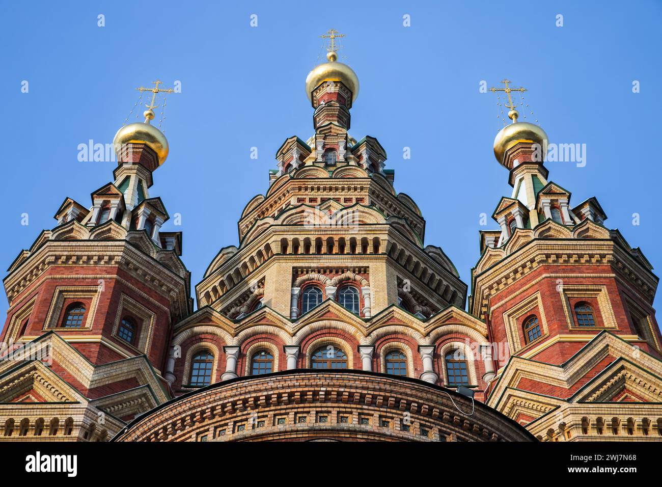 Die Fassade der Kathedrale der Heiligen Peter und Paul ist unter blauem Himmel. Es ist eine russisch-orthodoxe Kathedrale in Petergof, Russland. Es wurde von entworfen Stockfoto