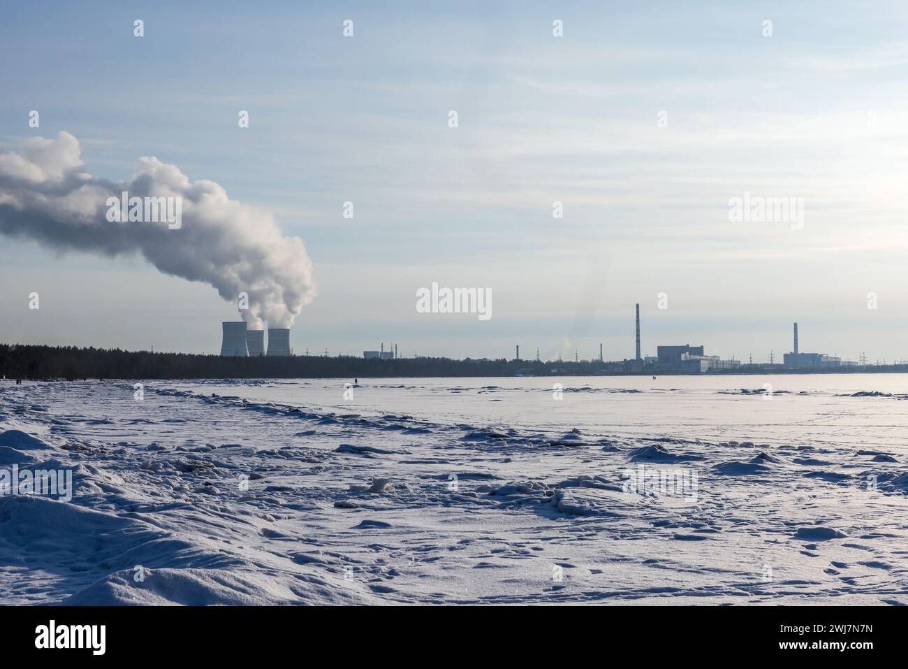 Kernkraftwerk Leningrad an der Ostseeküste, Landschaftsfoto an einem Wintertag Stockfoto