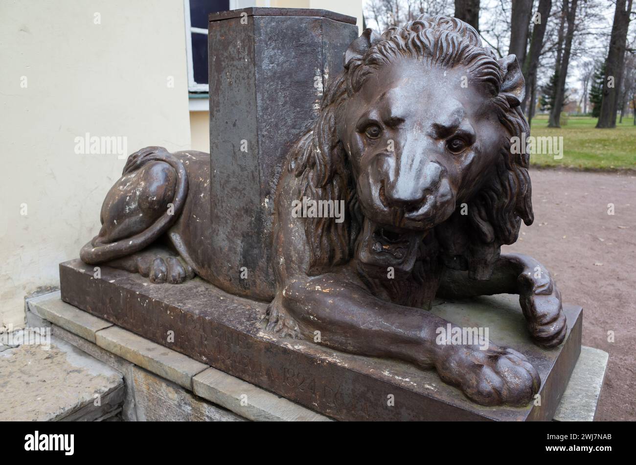 Ehemaliger Säulenfuß des gotischen Wachhauses aus dem Jahr 1827, Architekt A. A. Menelas im Alexandria-Garten, Peterhof, Russland. Löwenskulptur Stockfoto Ehemaliger Säulenfuß des gotischen Wachhauses aus dem Jahr 1827, Architekt A. A. Menelas im Alexandria-Garten, Peterhof, Russland. Löwenskulptur Stockfoto