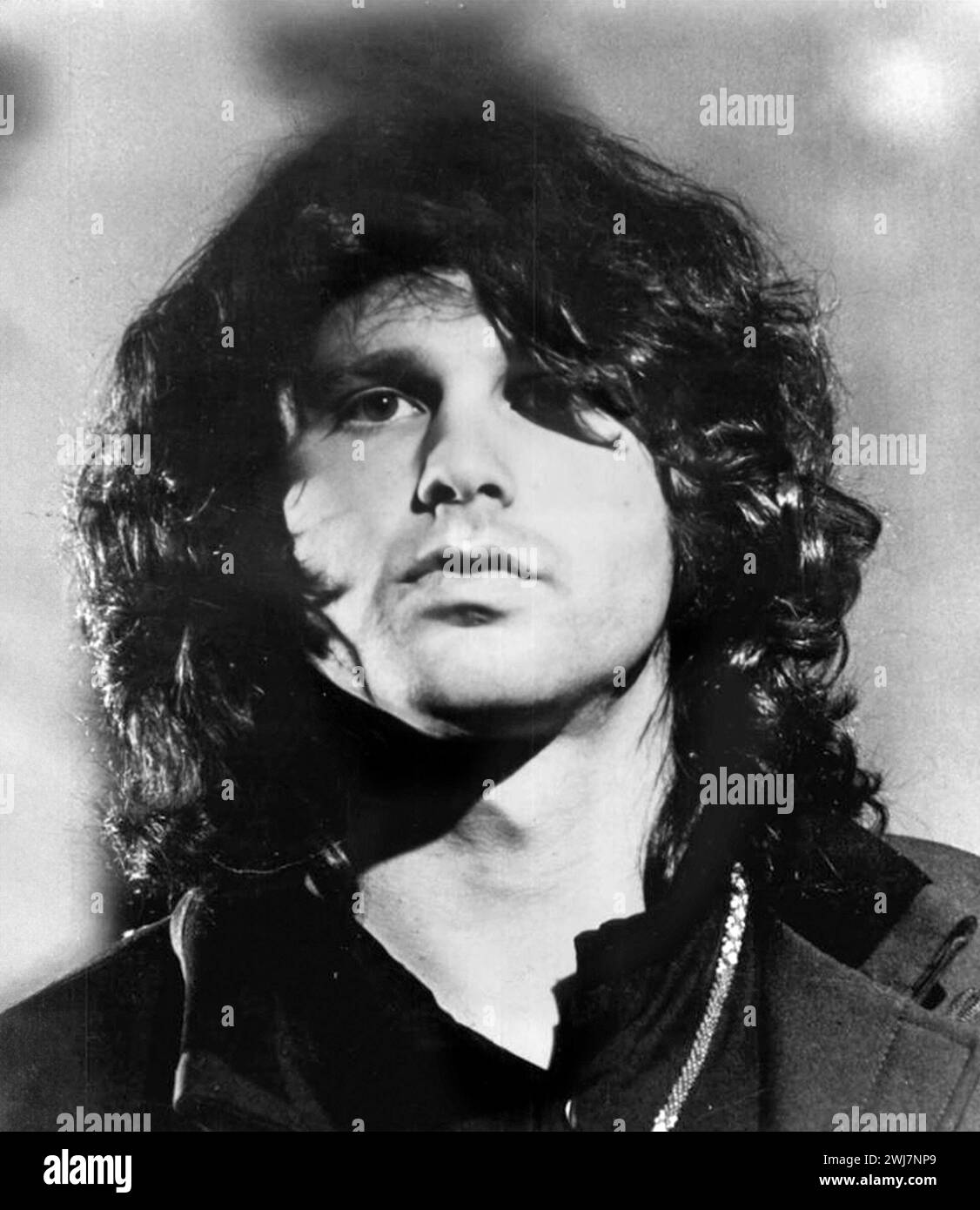 Jim Morrison. Porträt des amerikanischen Sängers und Songwriters James Douglas Morrison (1943–1971), Werbefoto, 1968. Morrison war Leadsänger von The Doors. Stockfoto