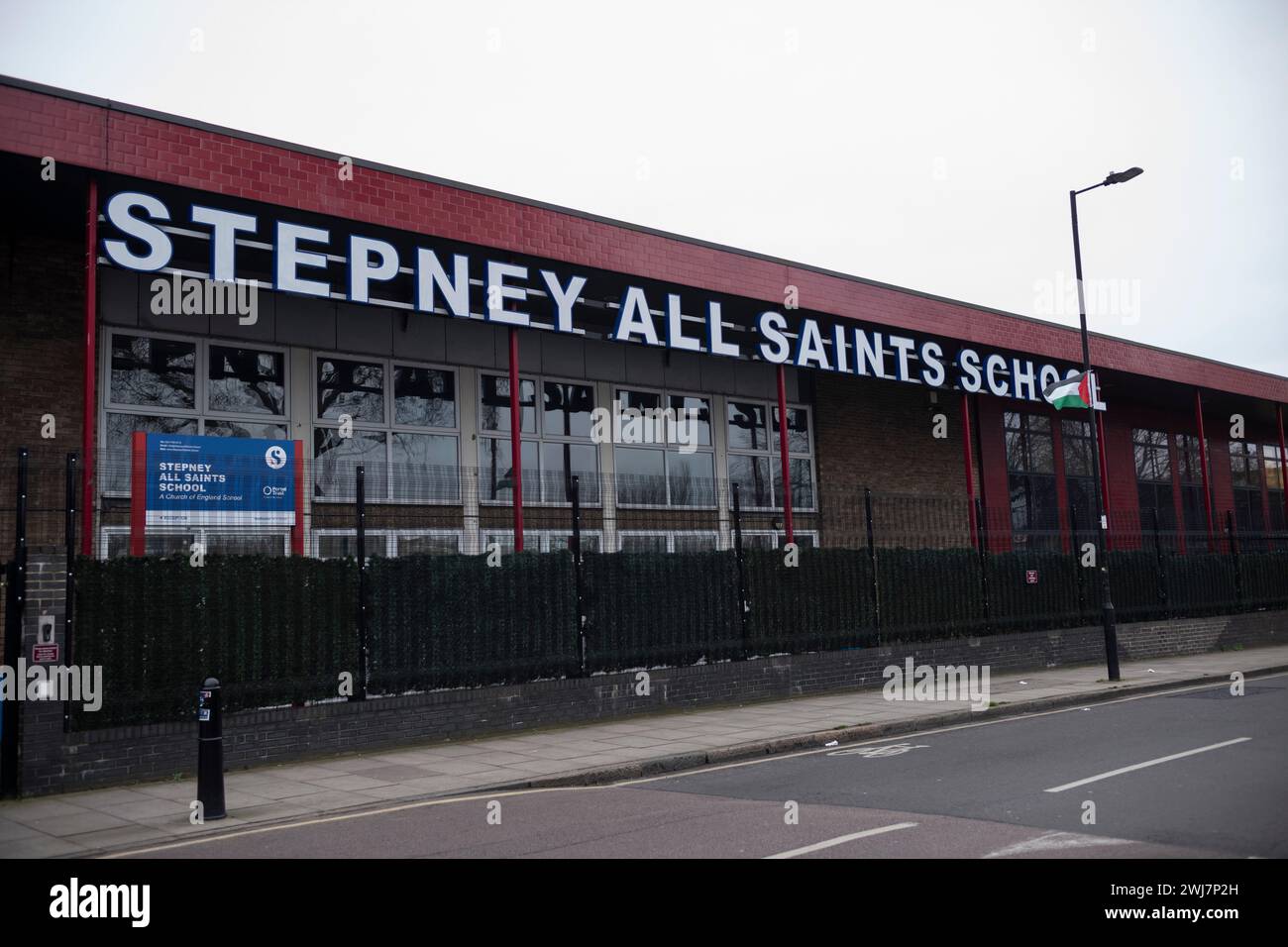 Stepney All Saints Church of England Secondary School, Stepney Green, East London, wo die Pro Palestine Flaggen vor den Fenstern des Klassenzimmers fliegen. Stockfoto