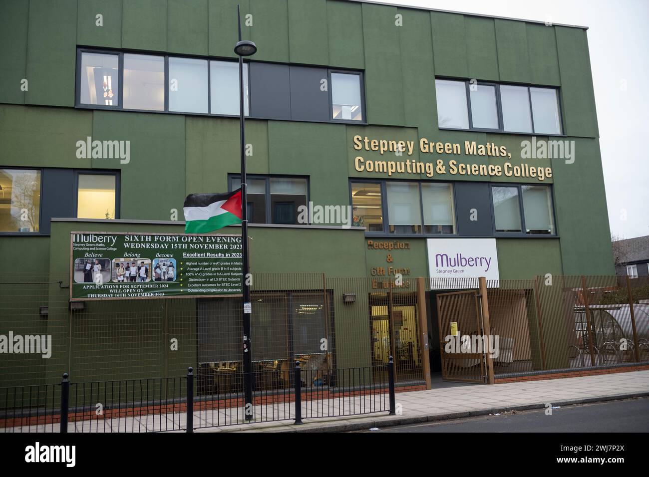 Mulberry Stepney Green Maths Computing and Science College Sixth Form, wo Prop Palestine Flaggen direkt vor dem Eingang in London gehängt wurden Stockfoto