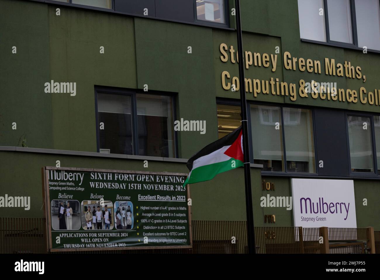 Mulberry Stepney Green Maths Computing and Science College Sixth Form, wo Prop Palestine Flaggen direkt vor dem Eingang in London gehängt wurden Stockfoto