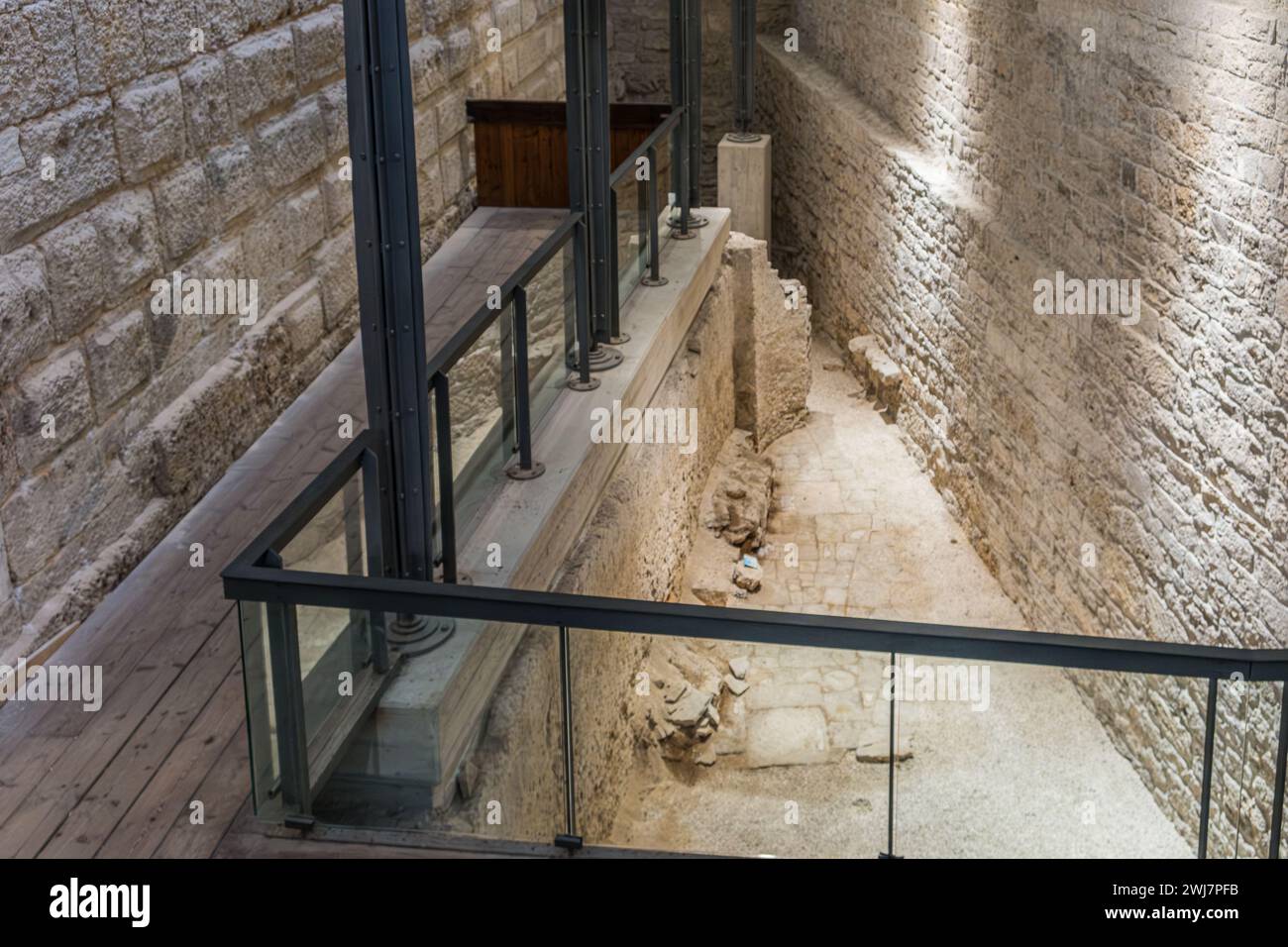 Archäologisches Gebiet der normannischen Schwäbischen Burg ( Castello Normanno Svevo) im historischen Stadtzentrum von Bari, Region Apulien, (Apulien), südlich davon Stockfoto