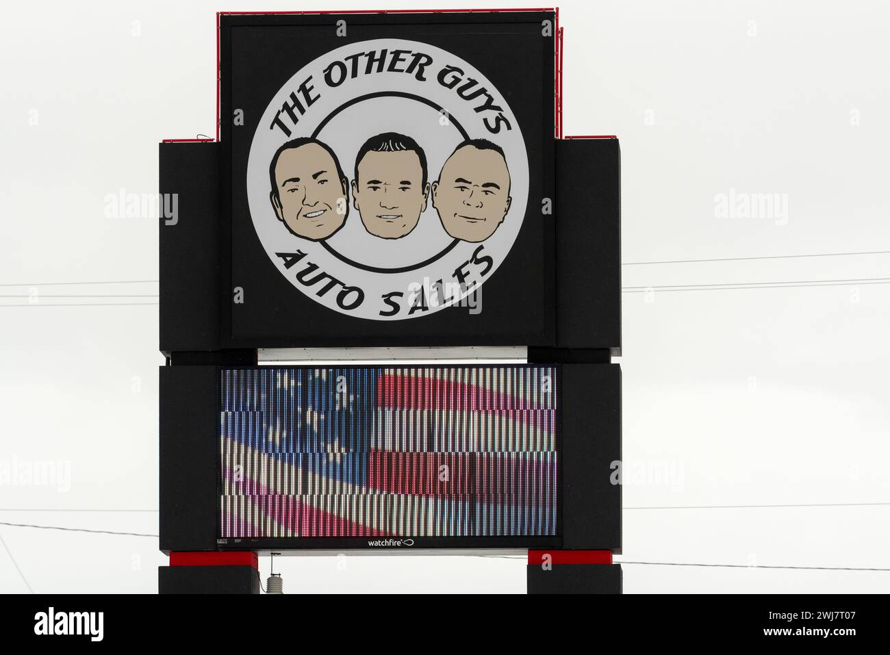 Elektronisches Schild vor einem Autohändler in Island City, Oregon. Stockfoto