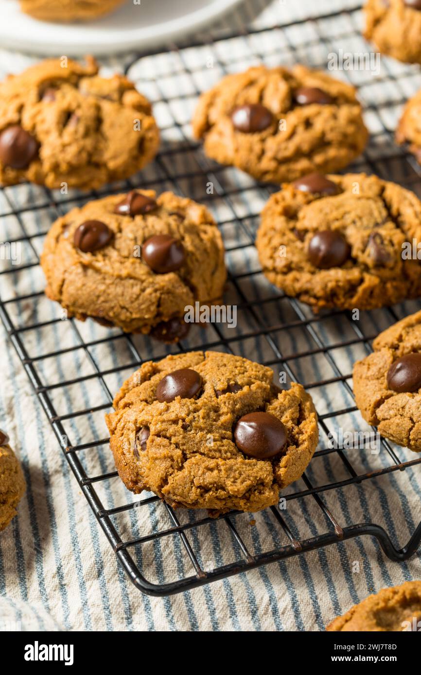 Trendige Chocolate Chip Cookies mit fünf Zutaten und Erdnussbutter Stockfoto