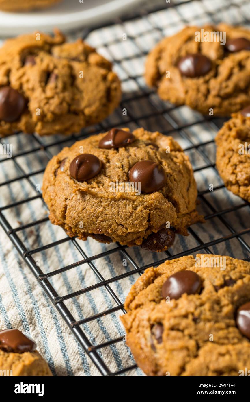 Trendige Chocolate Chip Cookies mit fünf Zutaten und Erdnussbutter Stockfoto