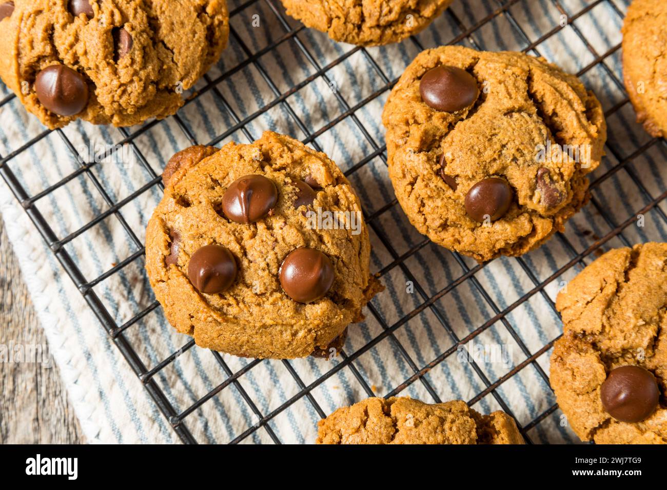 Trendige Chocolate Chip Cookies mit fünf Zutaten und Erdnussbutter Stockfoto