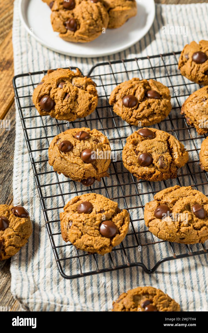 Trendige Chocolate Chip Cookies mit fünf Zutaten und Erdnussbutter Stockfoto