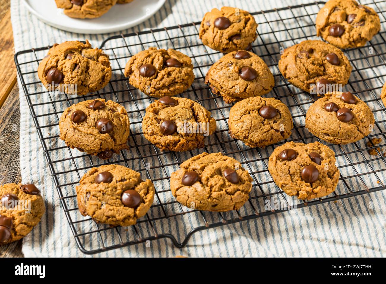 Trendige Chocolate Chip Cookies mit fünf Zutaten und Erdnussbutter Stockfoto