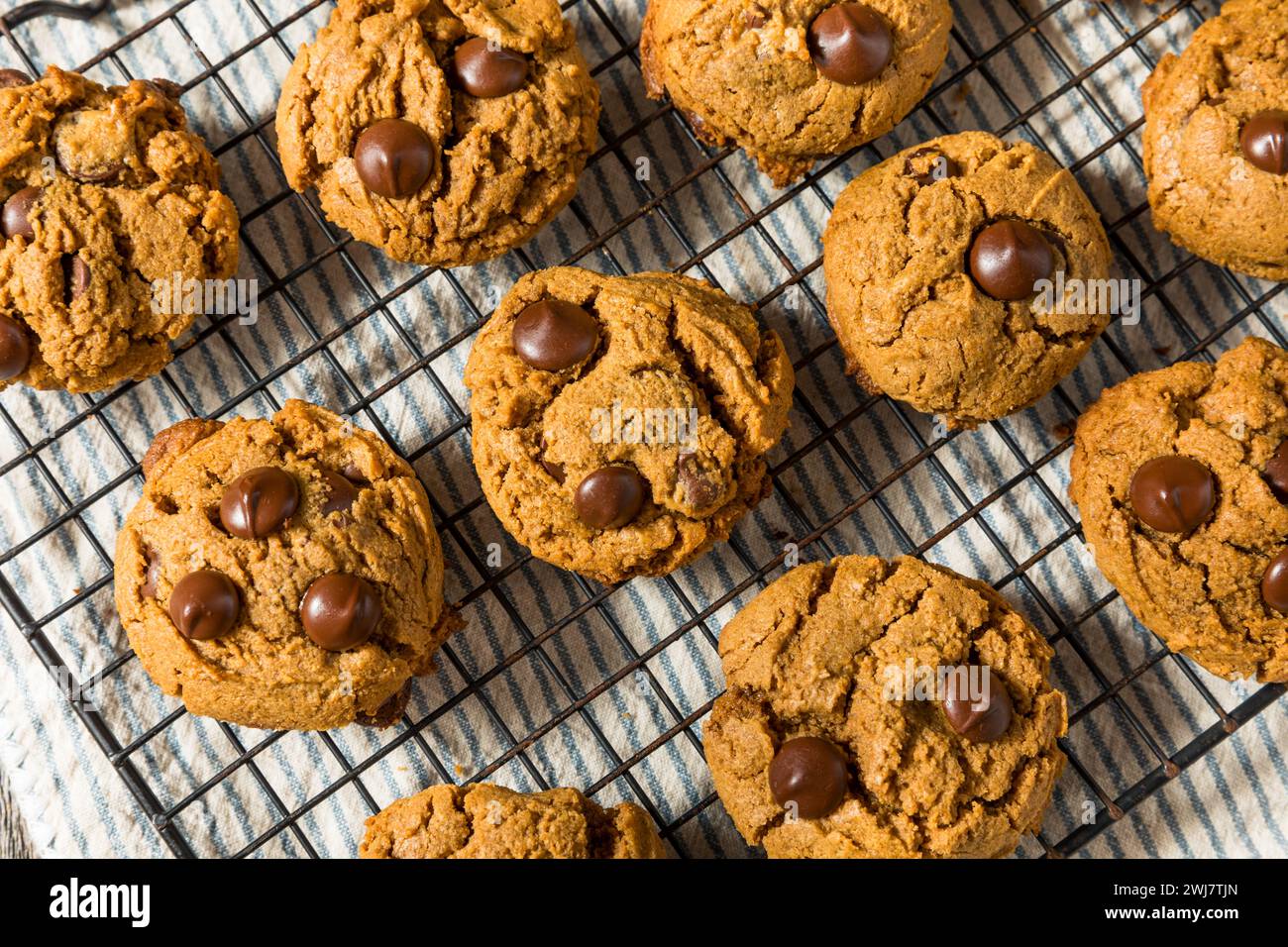 Trendige Chocolate Chip Cookies mit fünf Zutaten und Erdnussbutter Stockfoto