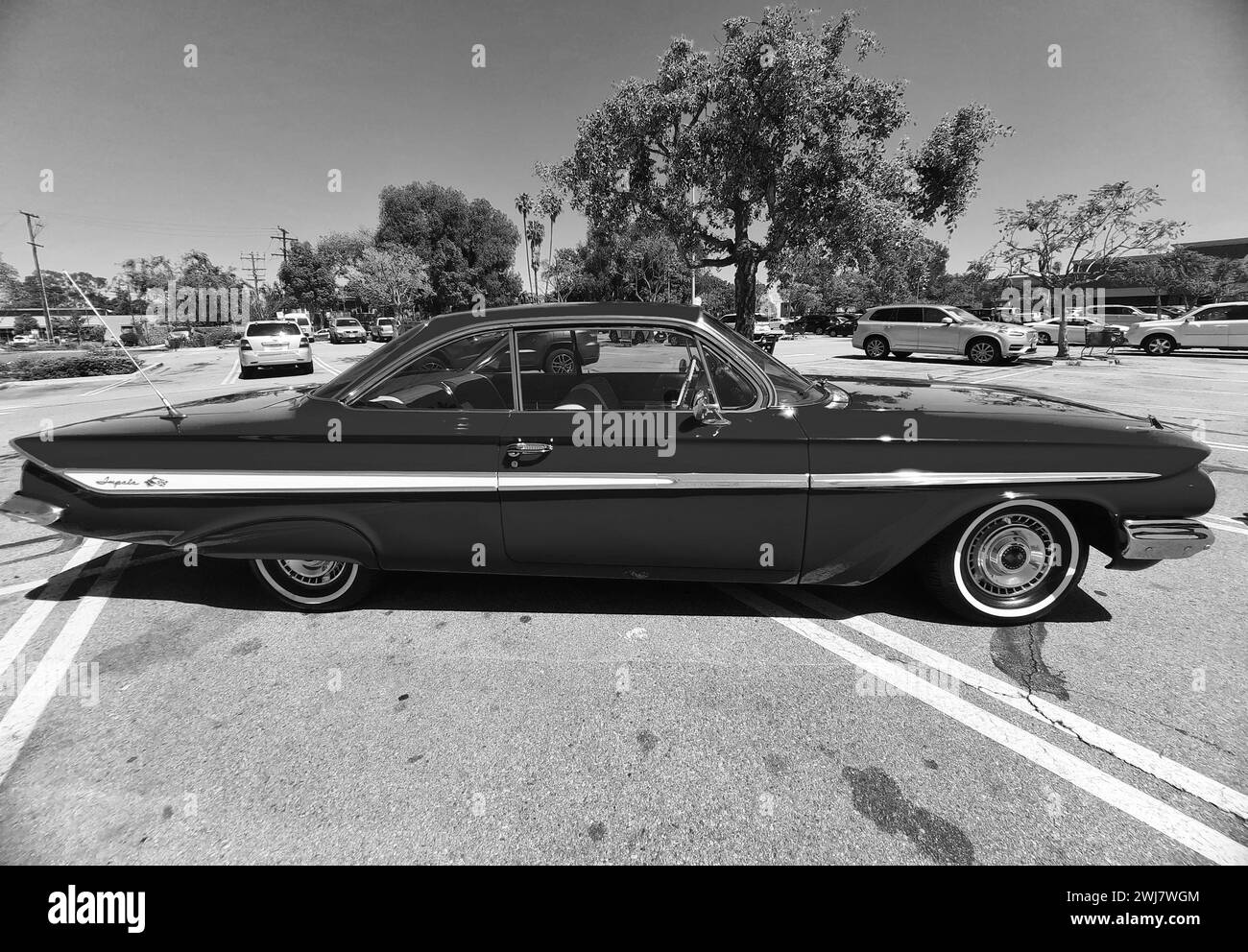 Los Angeles, Kalifornien, USA - 28. März 2021: Red chevrolet Impala Retro Auto Seitenansicht Stockfoto