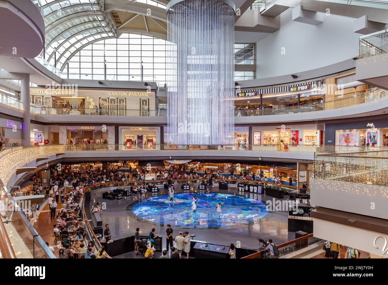 Die Digital Light Canvas Installation und Food Court in den Shoppes at Marina Bay Sands. Stockfoto