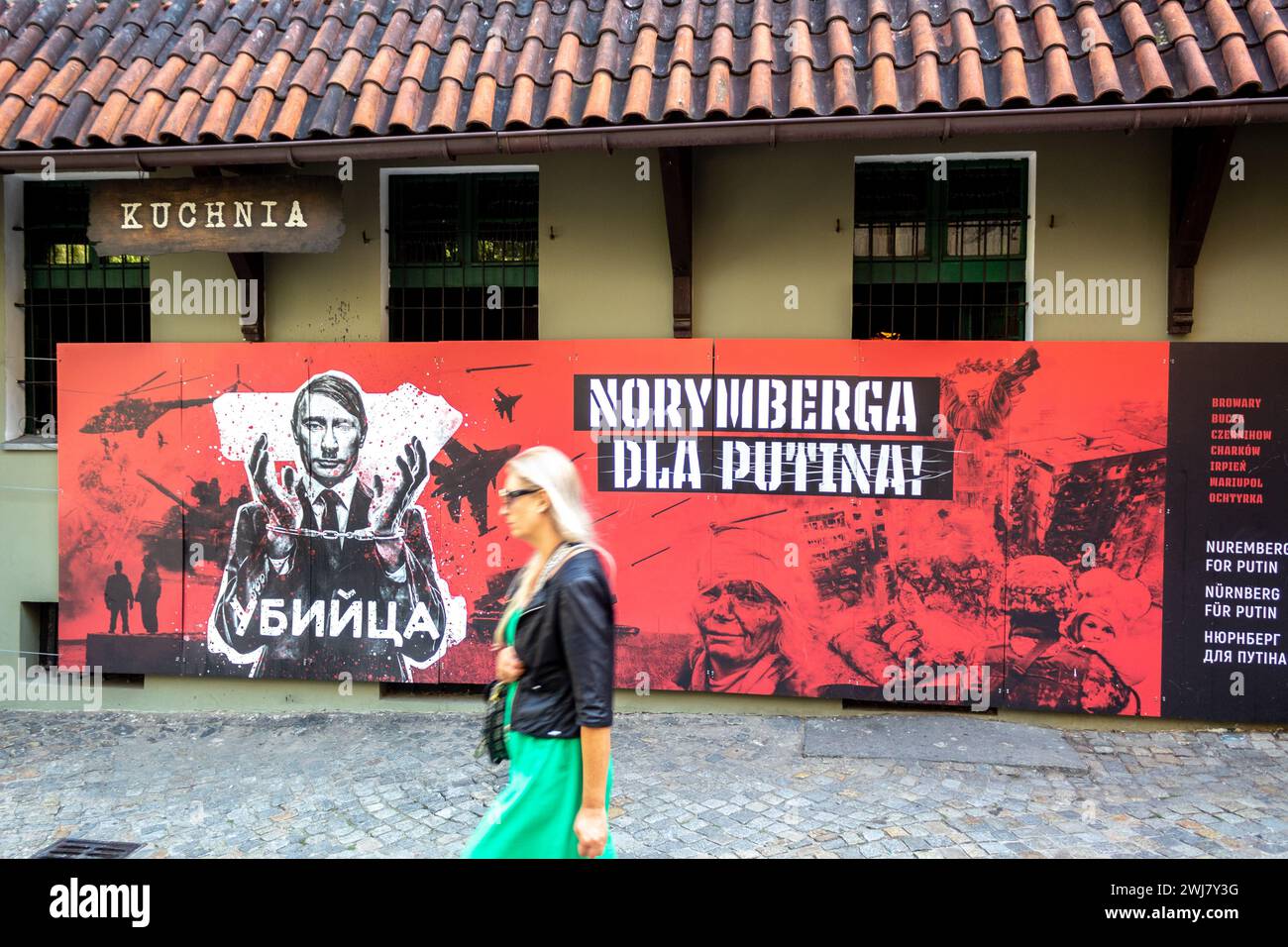 Frauen spazieren vorbei am Poster Nürnberg für Putin (Norymberga DLA Putina) in der Karola Szajnochy Straße in der Breslauer Altstadt, Polen, August 2023 Stockfoto