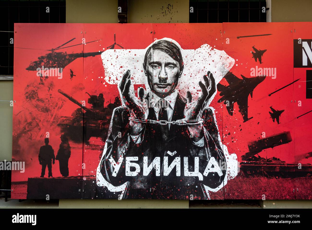 Fragment des Posters Nürnberg für Putin (Norymberga DLA Putina) in der Breslauer Altstadt, Polen, August 2023. Auf dem Poster steht "Killer" auf Russisch Stockfoto