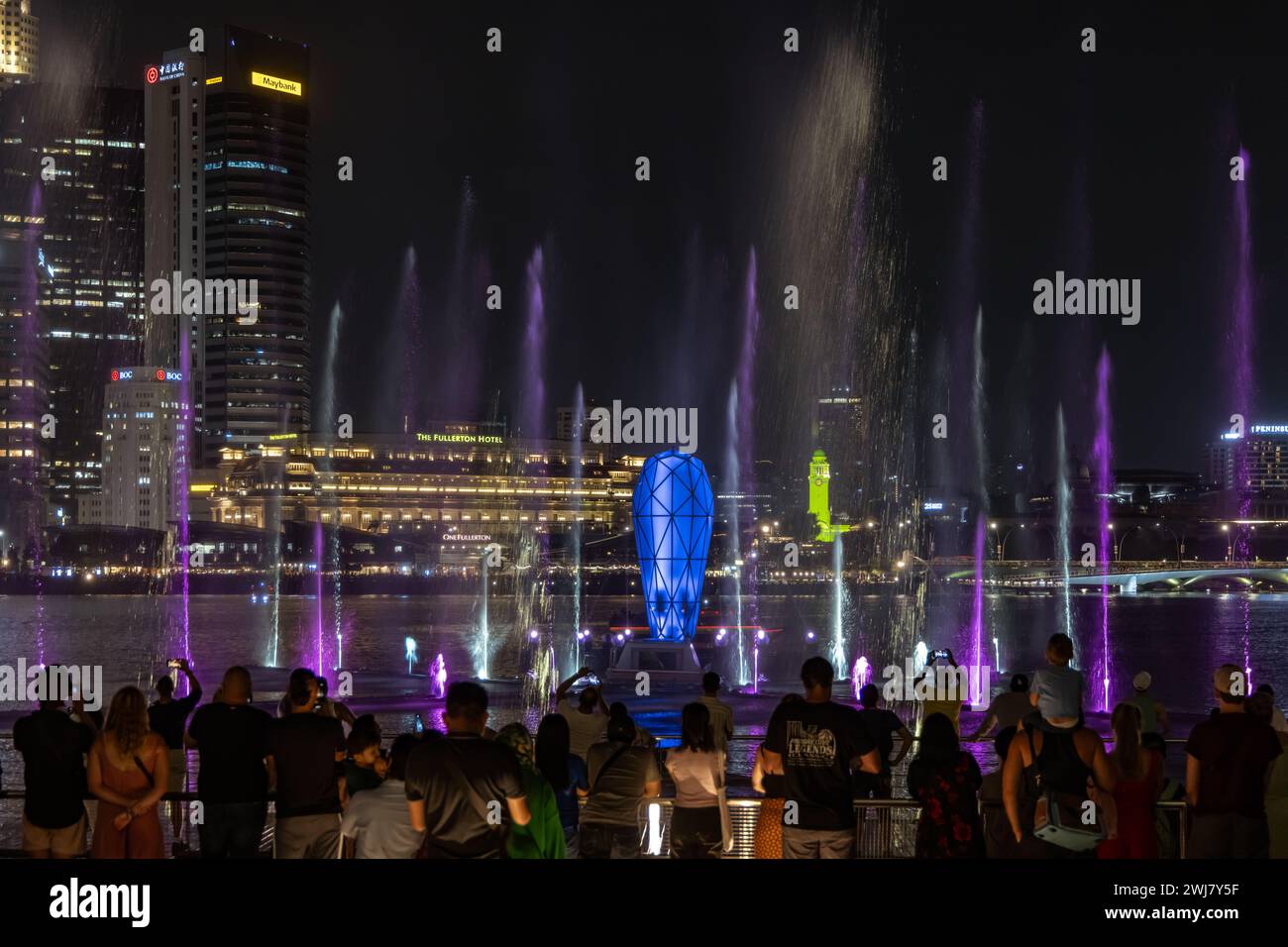 Kostenlose öffentliche Licht- und Wassershow im Freien entlang der Promenade vor Marina Bay Sands, Singapur Stockfoto