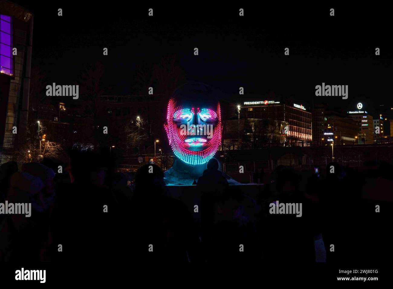 Talking Heads, ein Kunstwerk des ungarischen Künstlers Viktor Vicsek und Limelight, beim Lux Helsinki Light Art Festival in Helsinki, Finnland Stockfoto
