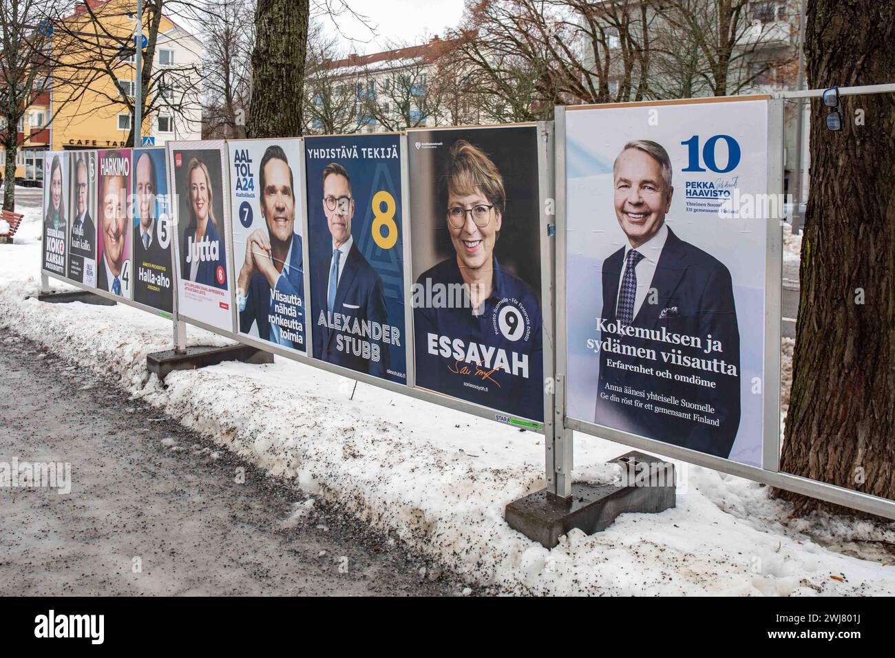 Reihe von Plakaten für die Präsidentschaftswahl 2024 in Helsinki, Finnland Stockfoto