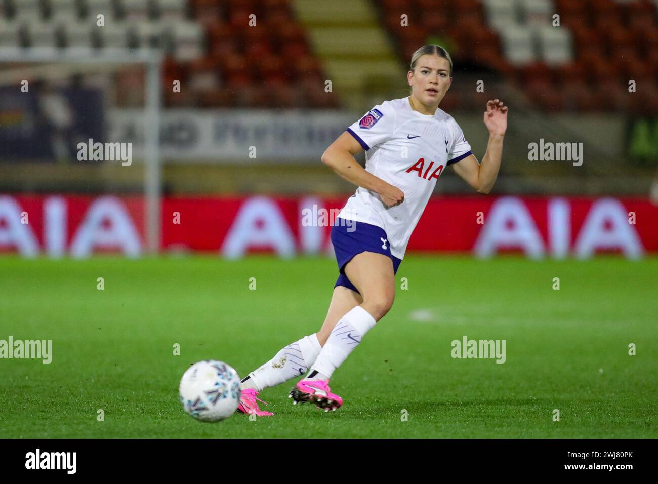 London, England. Februar 2024. Charlotte Grant von Tottenham Hotspur übergibt den Ball während des FA Cup-Spiels der Frauen zwischen Tottenham Hotspur und Charlton Athletic an der Brisbane Road. Quelle: Alexander Canillas/Alamy Live News Stockfoto