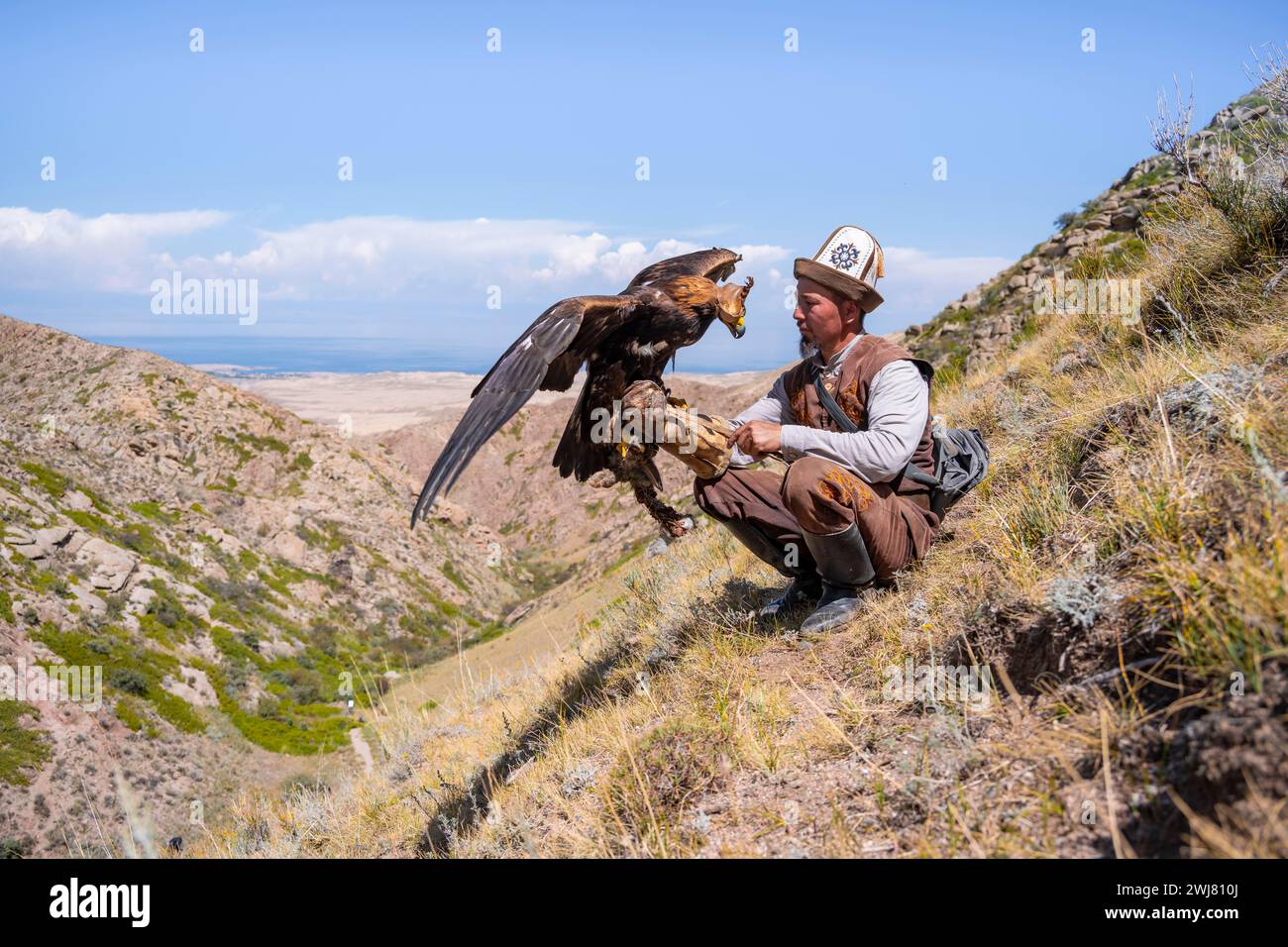 Traditioneller kirgisischer Adlerjäger mit Adler in den Bergen, in der Nähe von Kirgisil-Suu, Kirgisistan Stockfoto