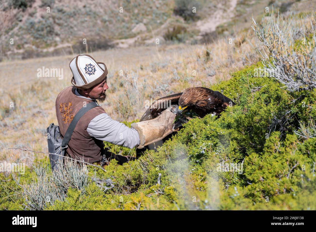 Traditioneller kirgisischer Adlerjäger, der mit Beute jagt, in der Nähe von Kysyl-Suu, Issyk Kul, Kirgisistan Stockfoto