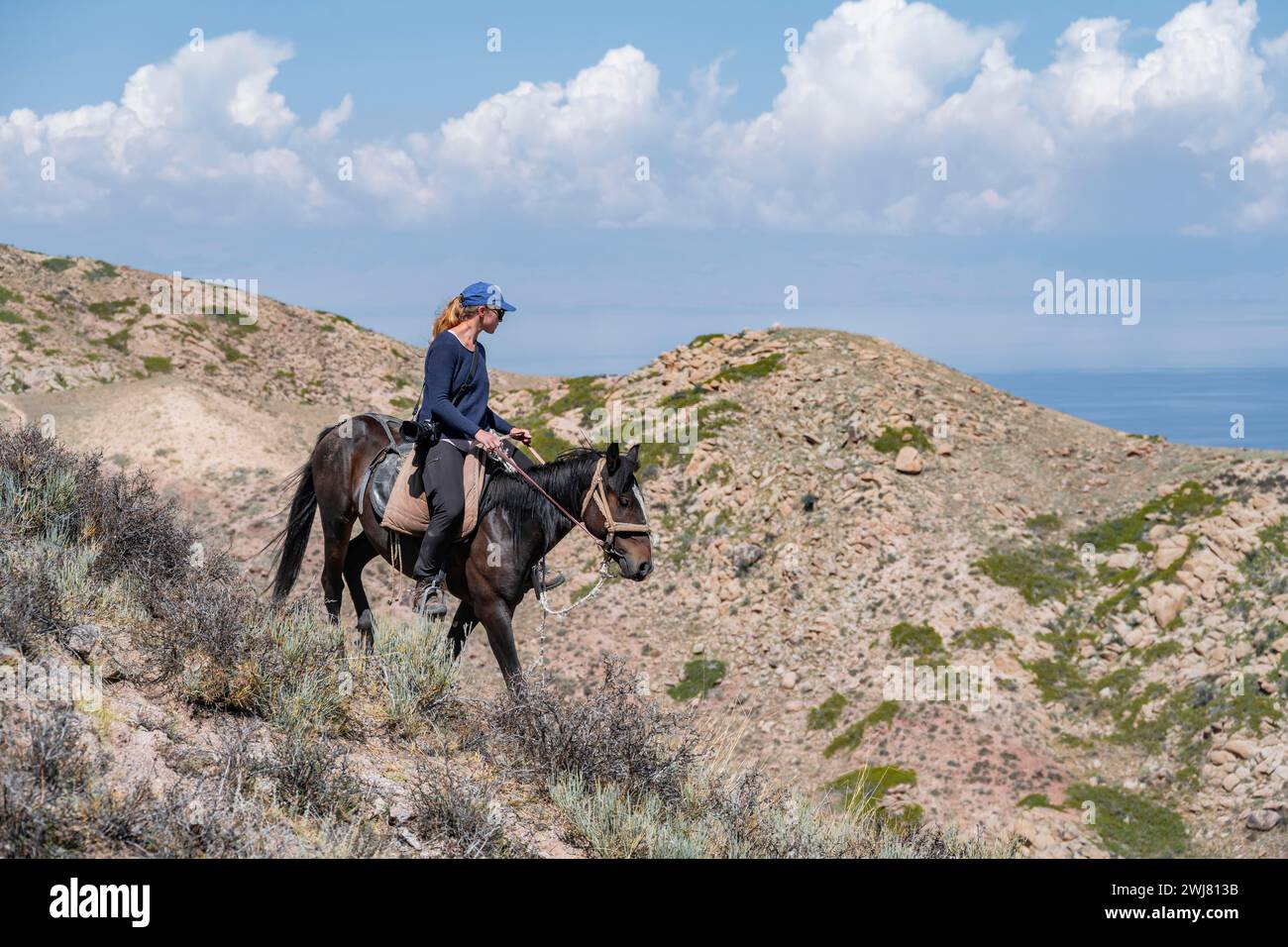Junge Touristen reiten in den Bergen, in der Nähe von Kysyl-Suu, Issyk Kul, Kirgisistan Stockfoto