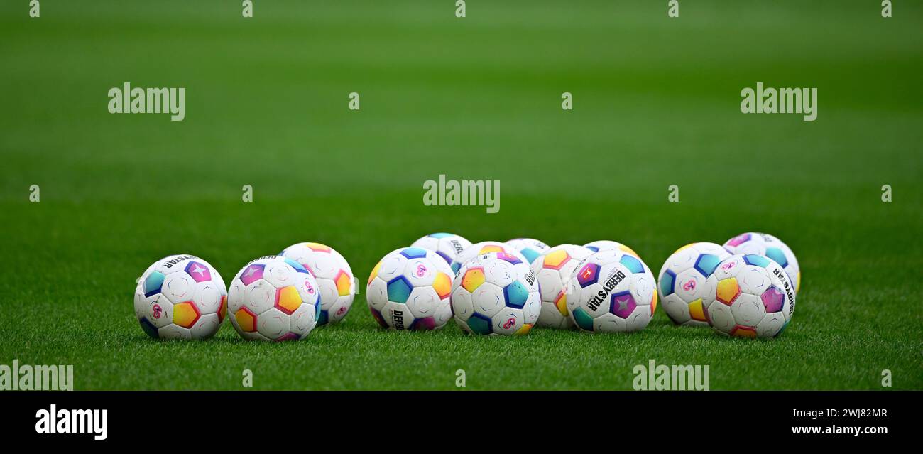 Adidas Derbystar Match Balls auf dem Spielfeld, WWK Arena, Augsburg, Bayern, Deutschland Stockfoto
