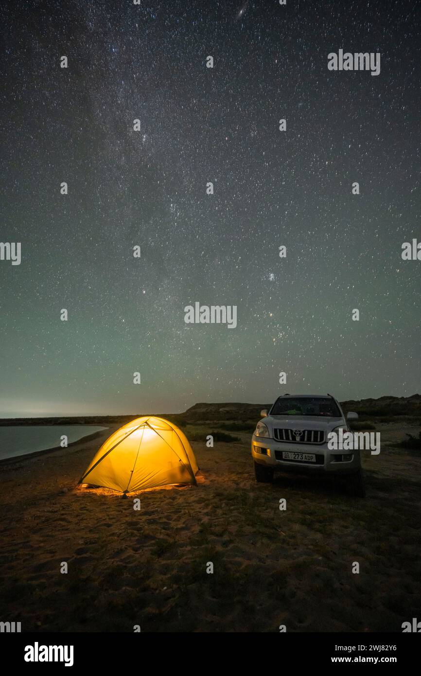 Geländewagen und Zelt, Nachtaufnahme, Milchstraße am Issyk Kul-See, Kirgisistan Stockfoto