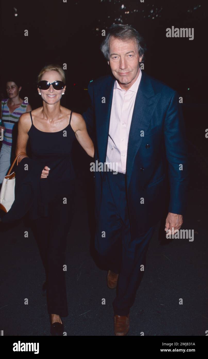 Charlie Rose und Amanda Burden bei einer Aufführung von „The Seagull“ im Delacorte Theatre im Central Park in New York City am 8. August 2001. Foto: Henry McGee/MediaPunch Stockfoto