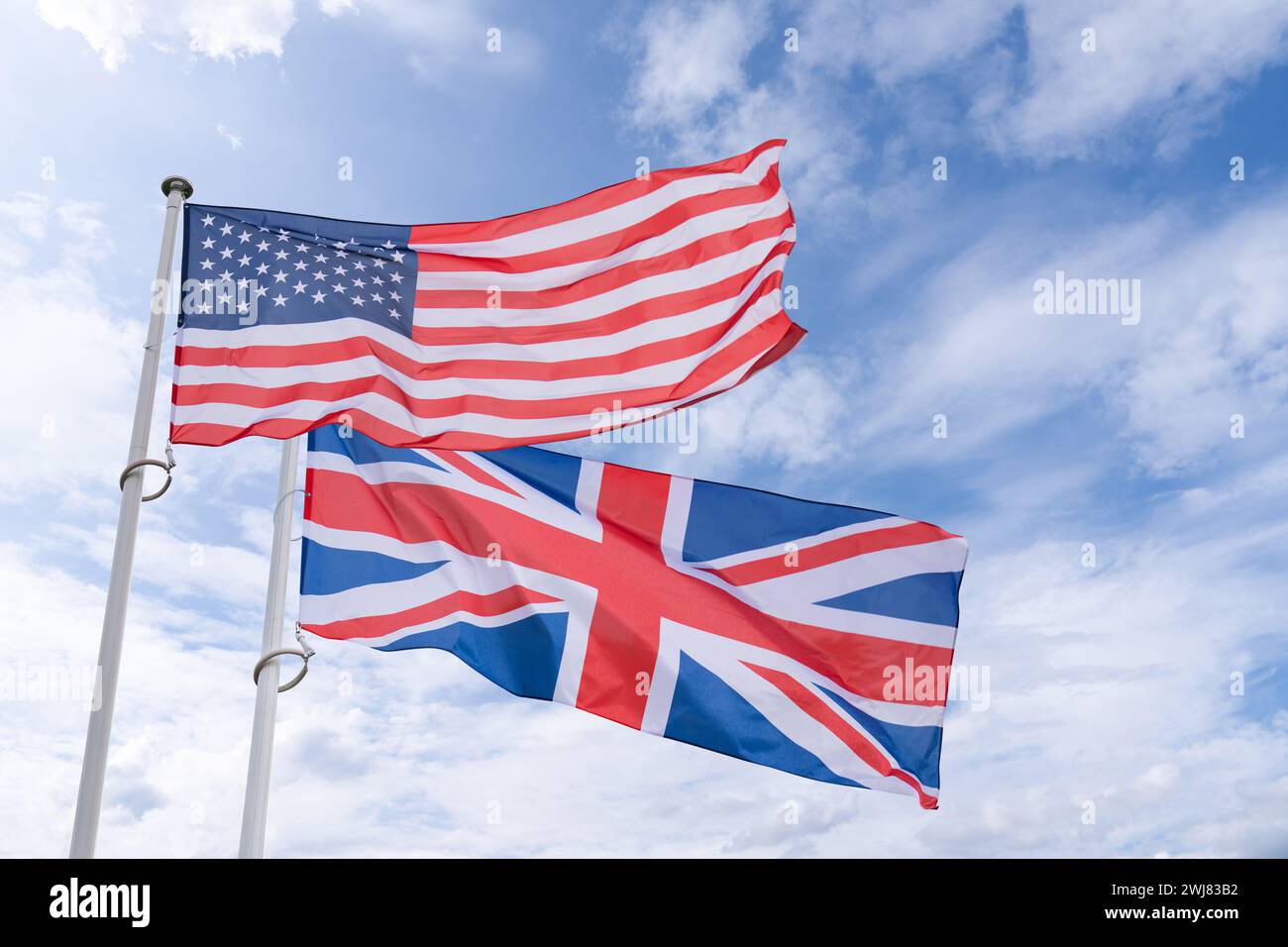 Die Fahnen der USA und Großbritanniens flattern im Wind Stockfoto