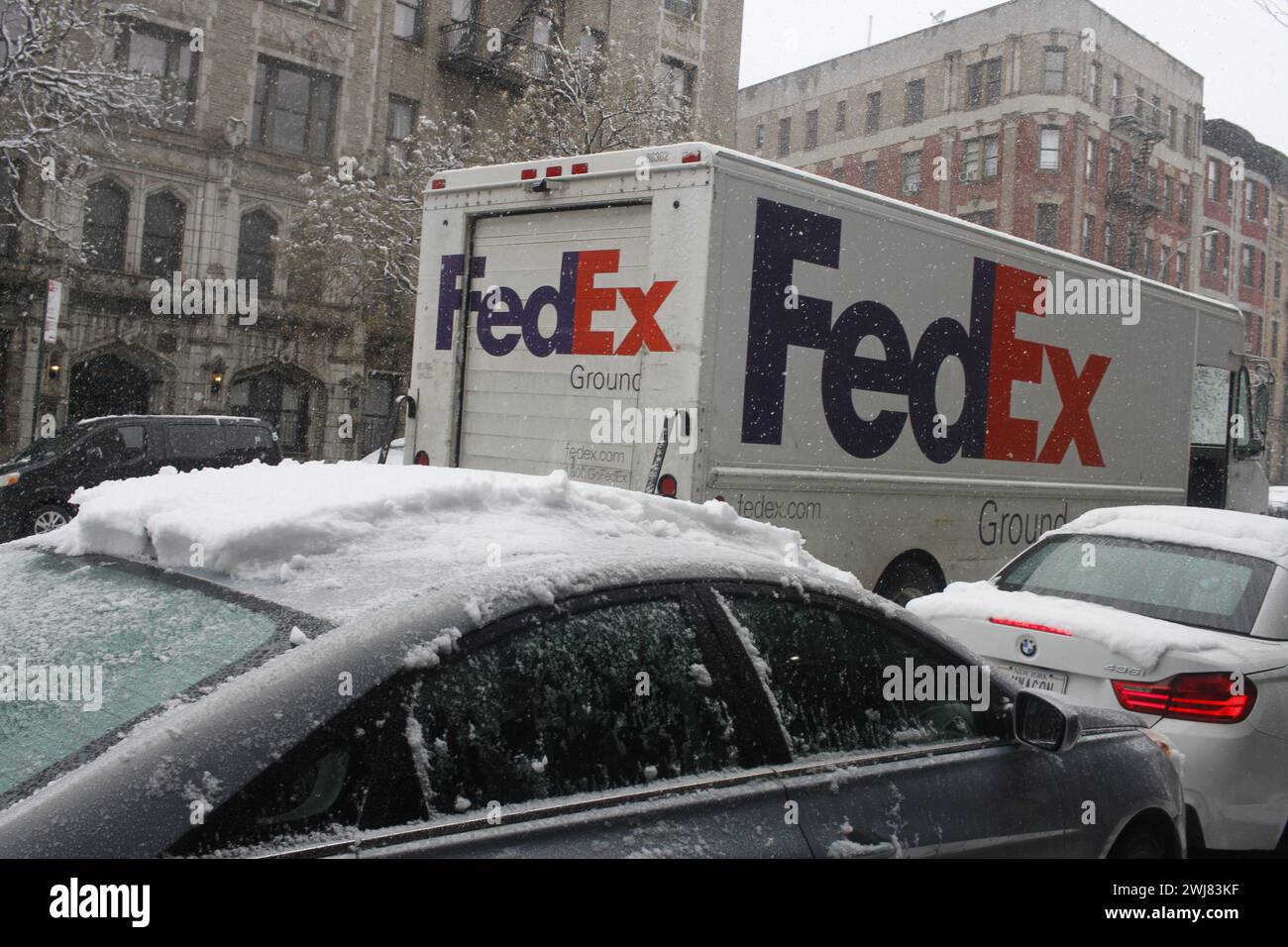 13. Februar 2024, New York City, New York: (NEU) schwerer Schnee schlägt New York und Nordosten, was zu Reisegefahren und Flugverspätungen führt. 13. Februar 2024, New York, USA: New York City und Nordosten sind von starkem Schnee getroffen worden, was Reisegefahren und Flugverspätungen sowie Schwierigkeiten für New Yorker und Touristen mit sich bringt. Dies könnte sein größter Schneesturm seit zwei Jahren sein, vor allem zwischen 8:00 Uhr und 11:00 Uhr und die Erwartung von 6 Zoll oder mehr von diesem Sturm. Foto: Niyi Fote/Thenews2 (Foto: Niyi Fote/Thenews2/Zumapress) (Foto: © Niyi Fote/TheNEWS2 via ZUMA Press Wire) EDIT Stockfoto