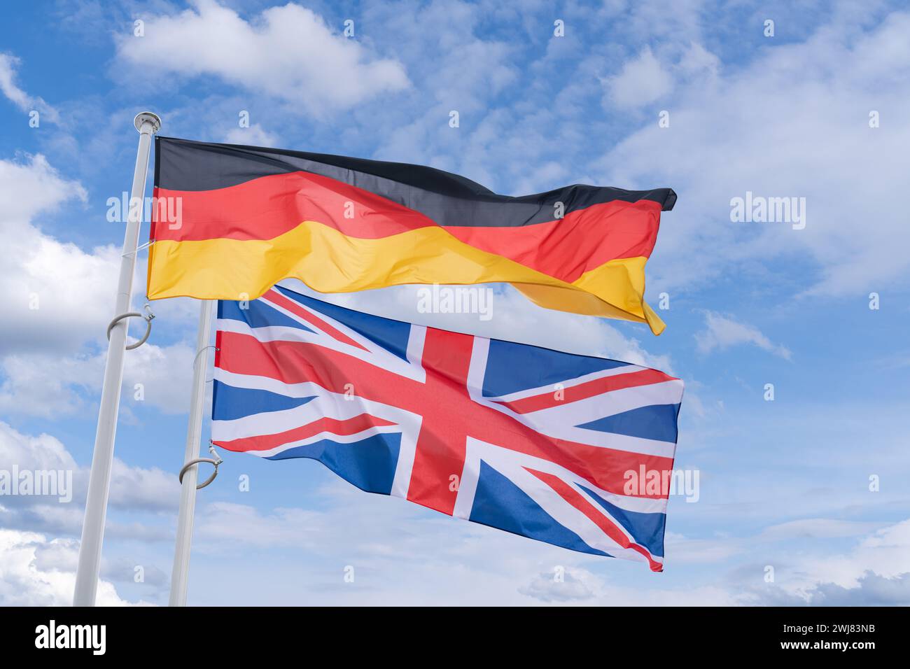 Britische und deutsche Fahnen flattern im Wind. Stockfoto