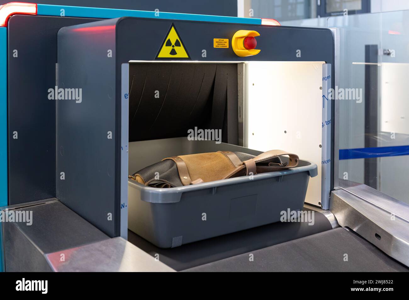 Sicherheitsscanner am Sicherheitskontrollpunkt des Flughafens Stockfoto